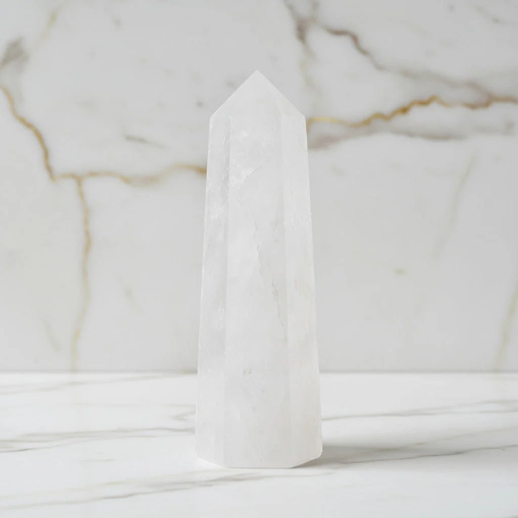 Bergkristall Obelisk – Klarheit, Energiefluss, Spiritualität & kraftvolle Kristallenergie