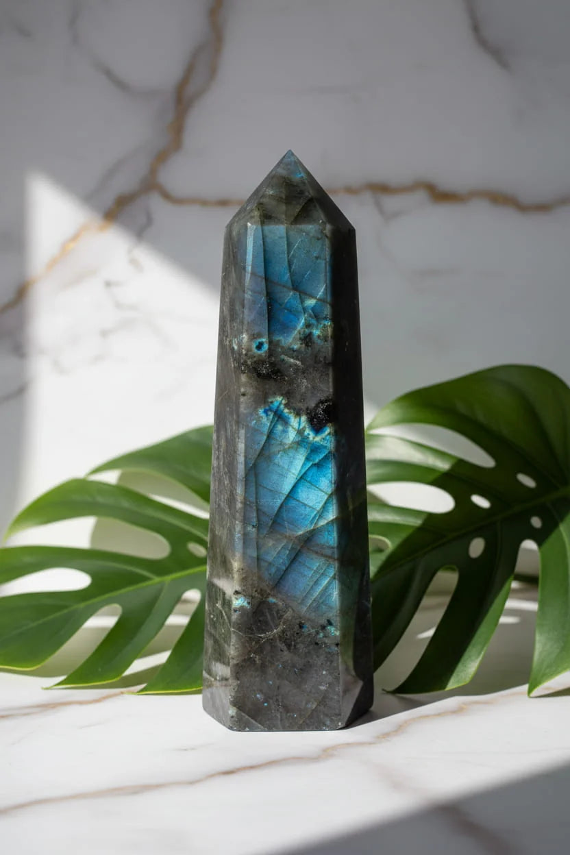 Labradorit Obelisk – Schutz, Intuition & Energie für Mindset, Meditation & Selfcare