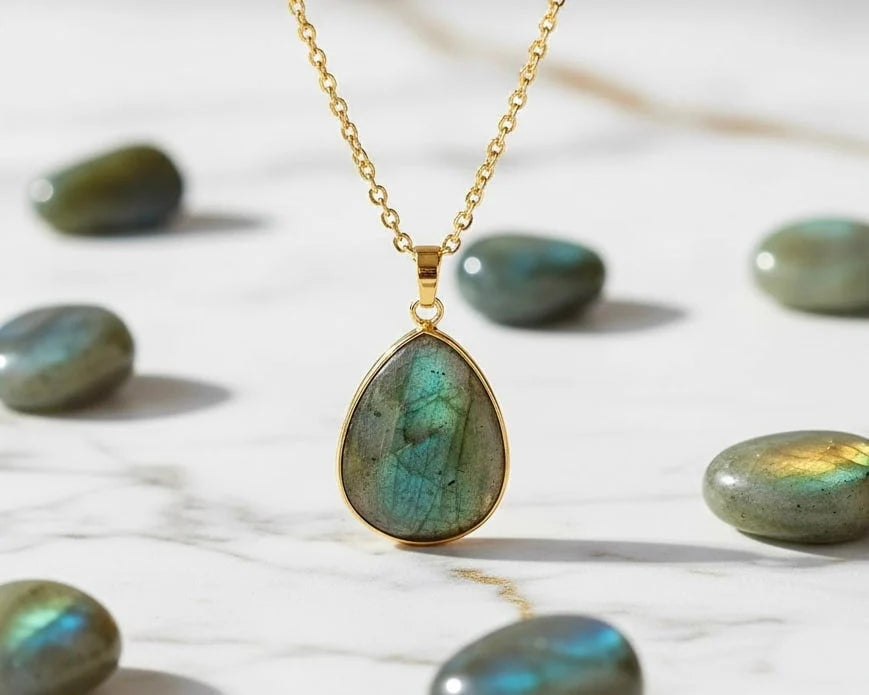 Naturschmuck vs. Modeschmuck: Finde den perfekten Stil für dich