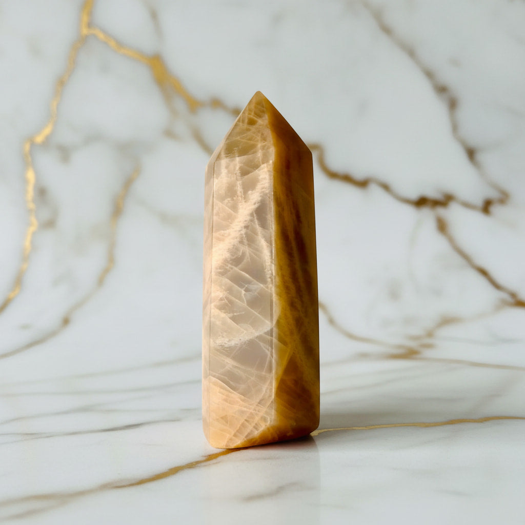 Mondstein Obelisk – Energie & warme Akzente CrystalScents