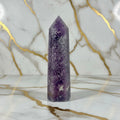 Lepidolith Obelisk – Magie & Funkeln CrystalScents