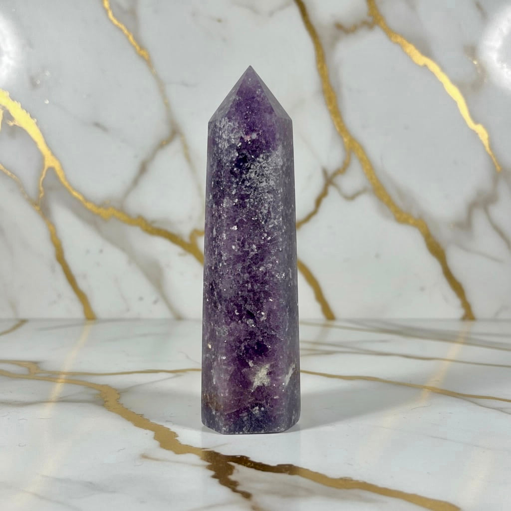 Lepidolith Obelisk – Magie & Funkeln CrystalScents