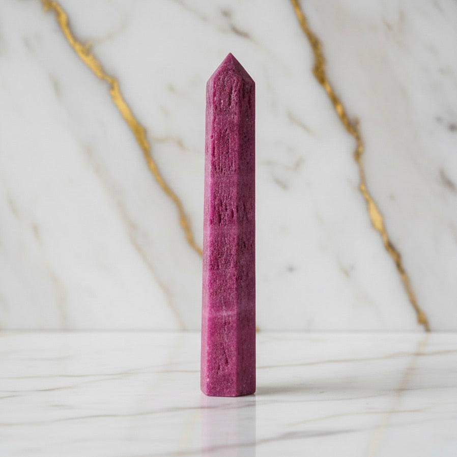 Korund Obelisk - Kraftvoller Farbakzent CrystalScents