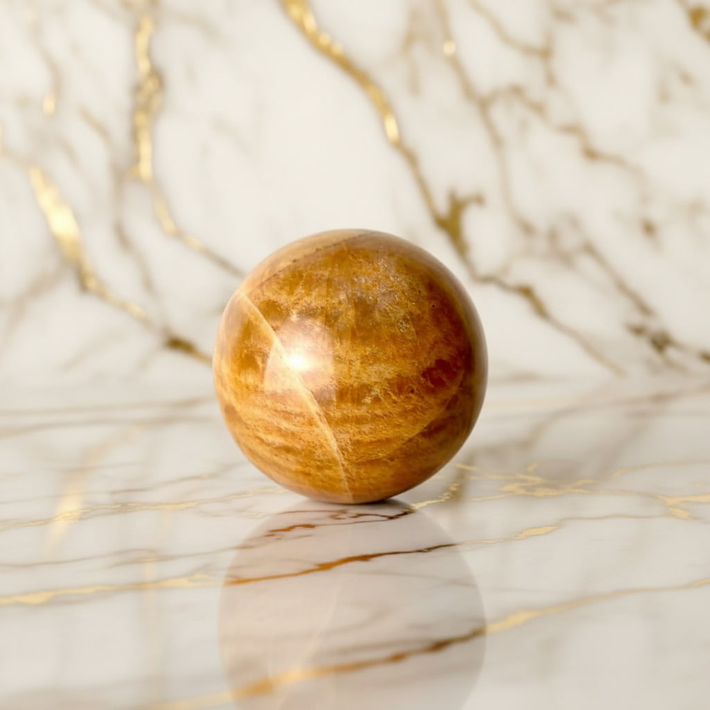 Mondstein Kugel – Orangener Glanz CrystalScents