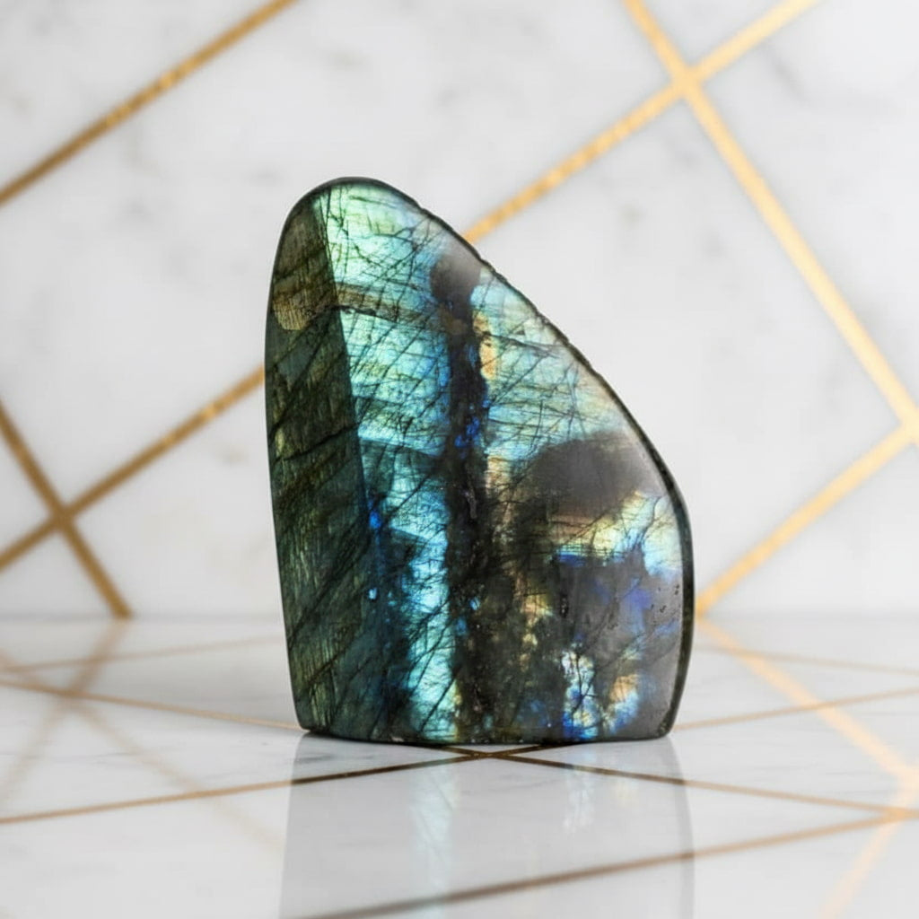 Labradorit Freiform – Mystische Aura CrystalScents