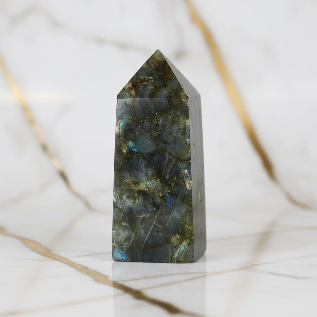 Labradorit Obelisk – Intuition & innere Klarheit CrystalScents