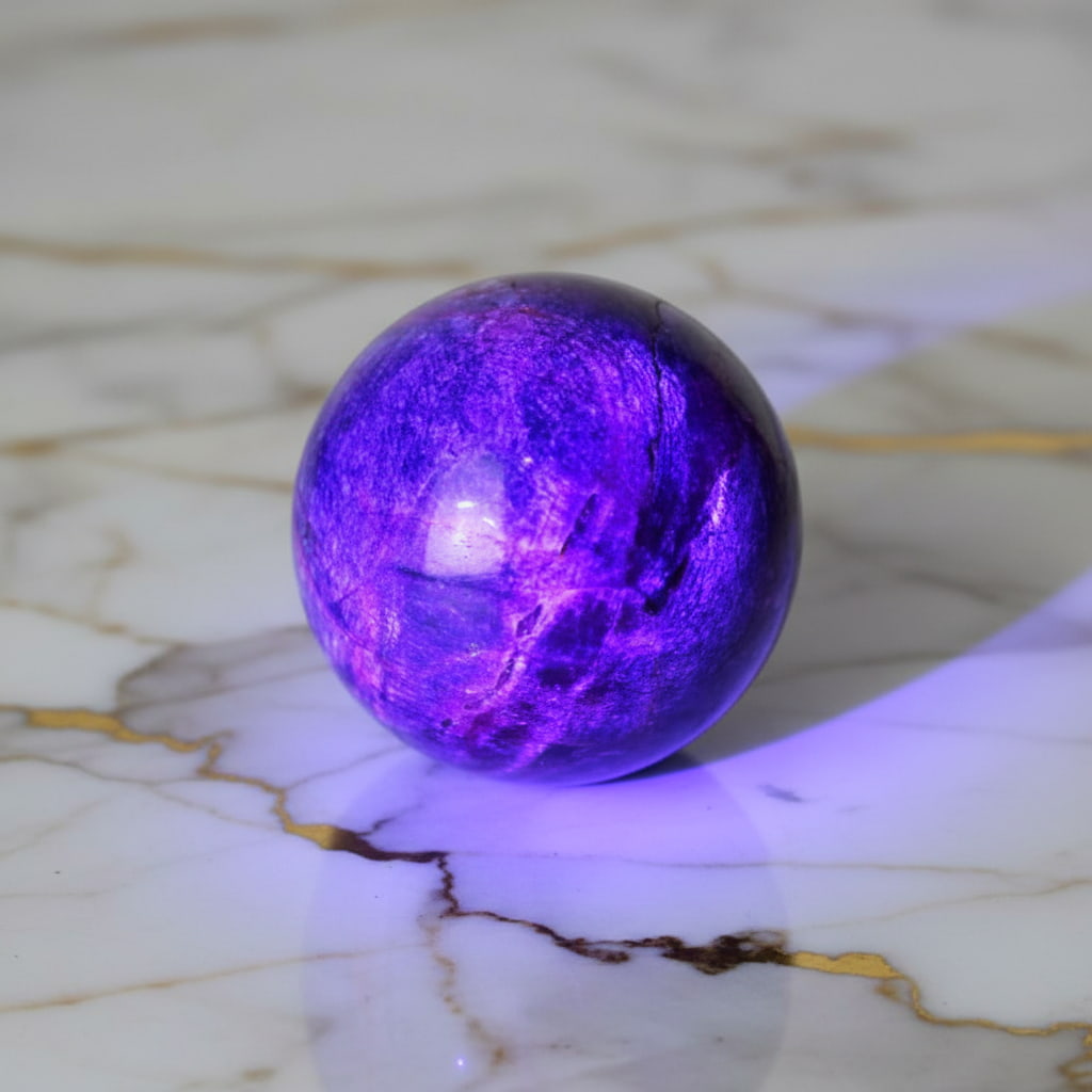 Lila Mondstein Kugel – Mystisches Kristalljuwel CrystalScents