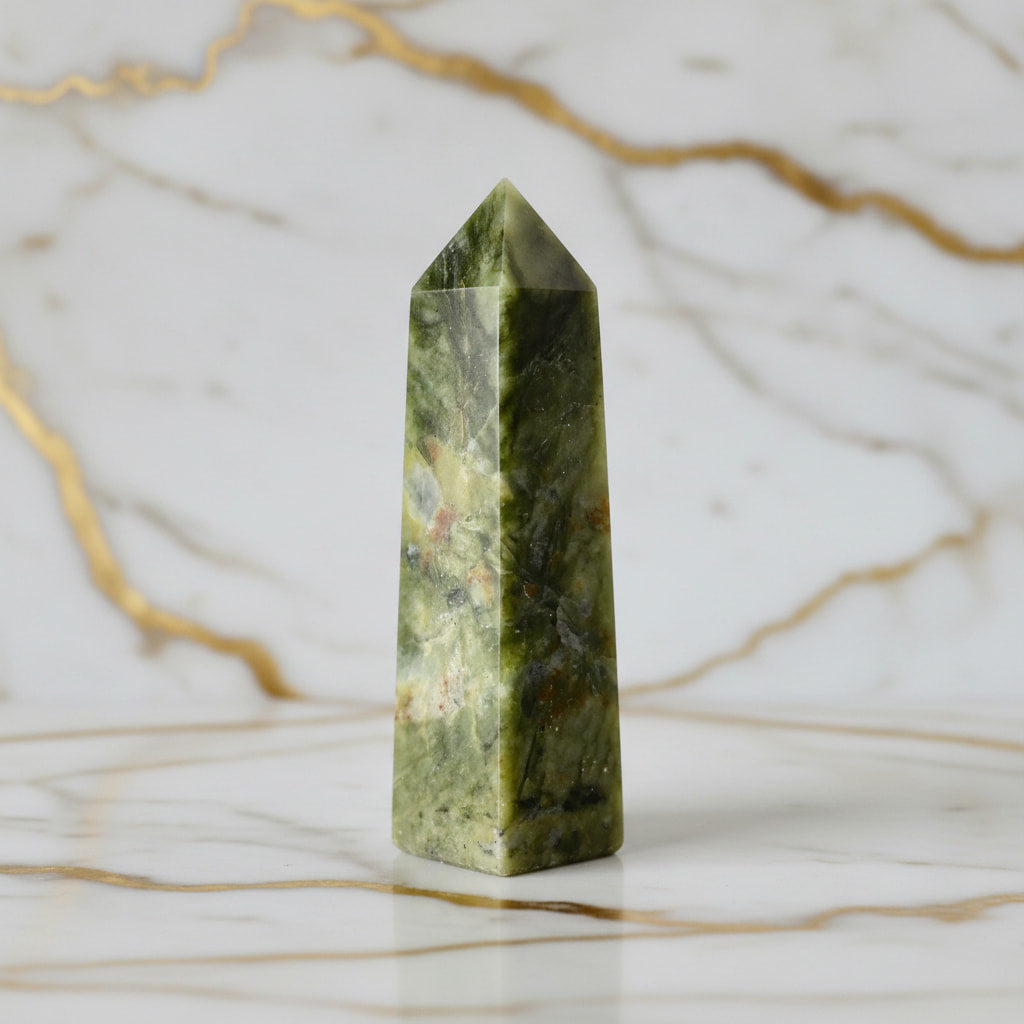 Serpentin Obelisk – Stilvolles Naturjuwel CrystalScents