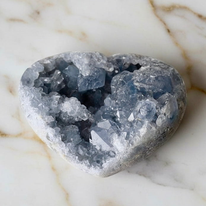 Großes Celestit Cluster Herz – Symbol für Liebe & Verbundenheit CrystalScents