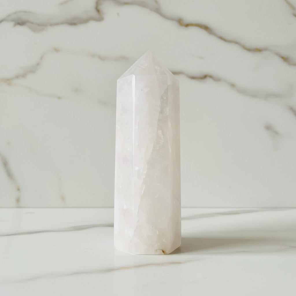 Großer Bergkristall Obelisk – Ausdrucksstark & Elegant CrystalScents