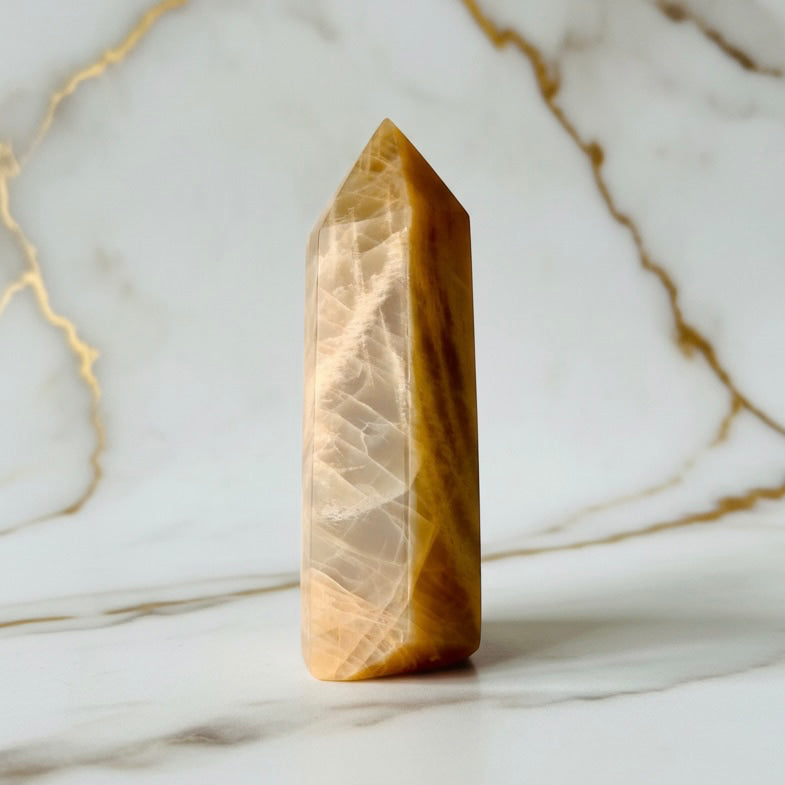 Mondstein Obelisk – Energie & warme Akzente CrystalScents