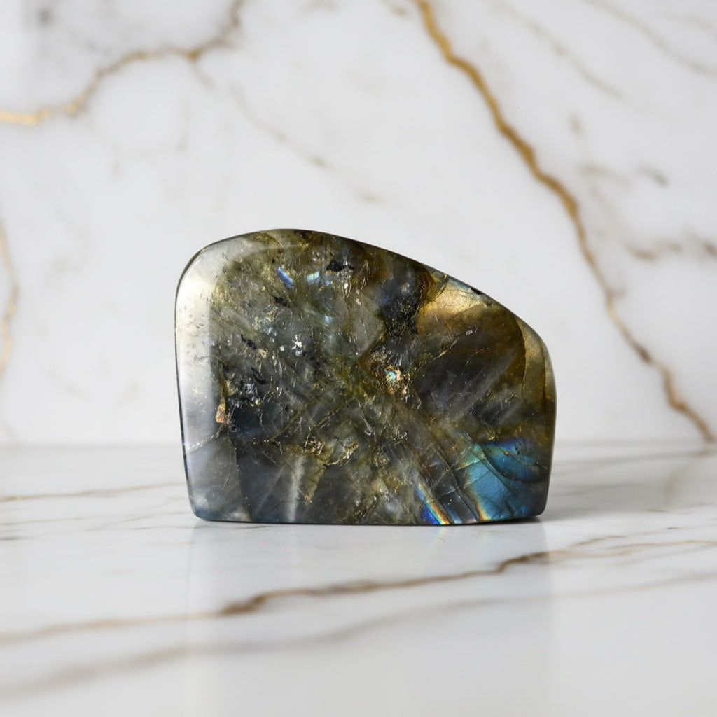 Labradorit Freiform – Balance & positive Energie CrystalScents