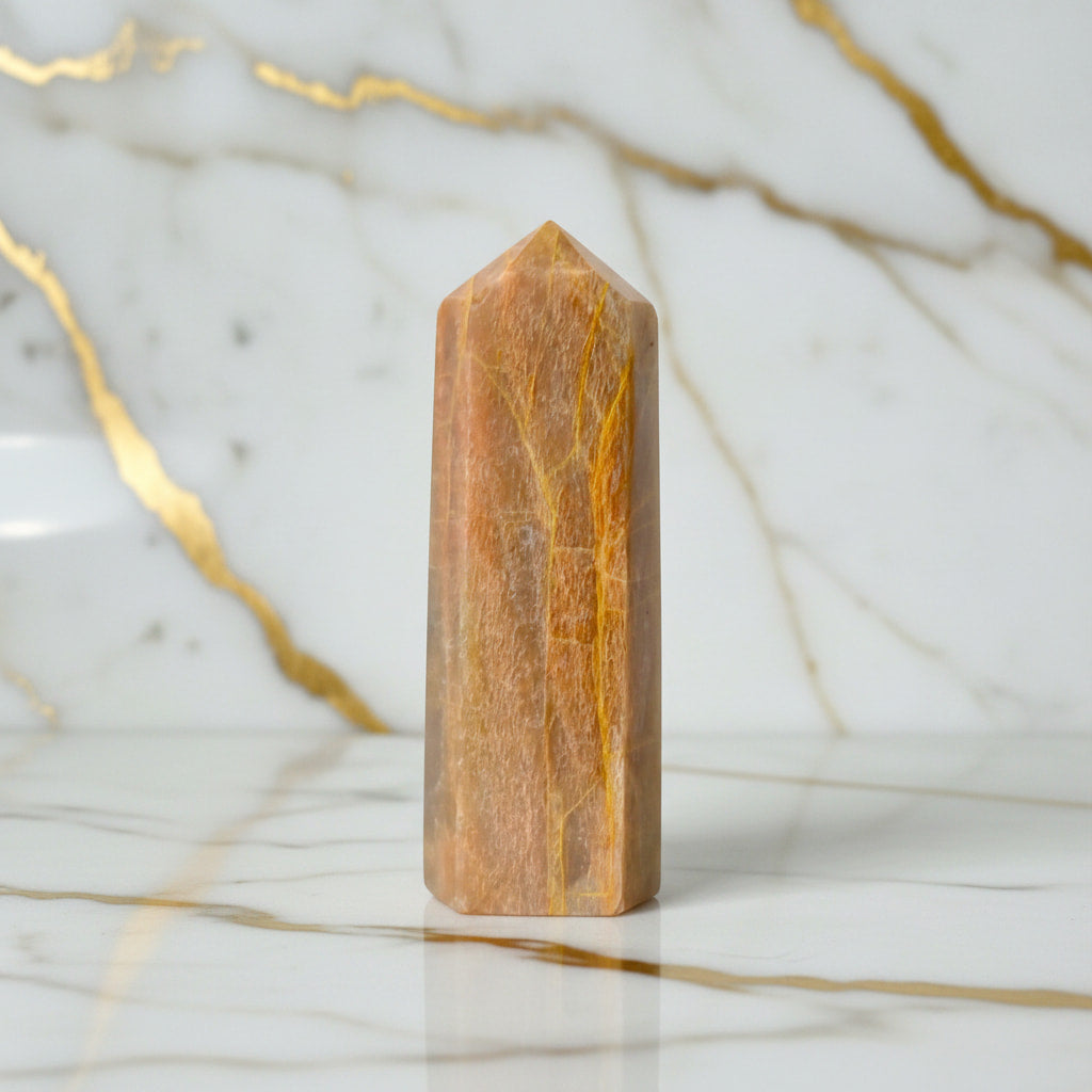 Mondstein Obelisk – Wärme & Kraft CrystalScents
