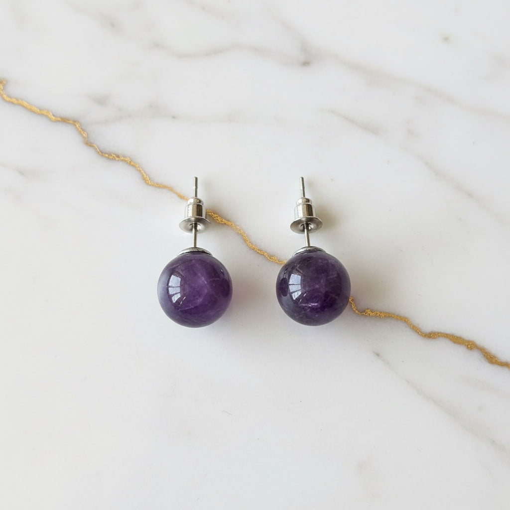 Amethyst Ohrstecker Kugel – Eleganz & Harmonie CrystalScents