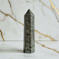 Flammenstein Yooperlite Obelisk – Kraftvolles Naturkunstwerk CrystalScents