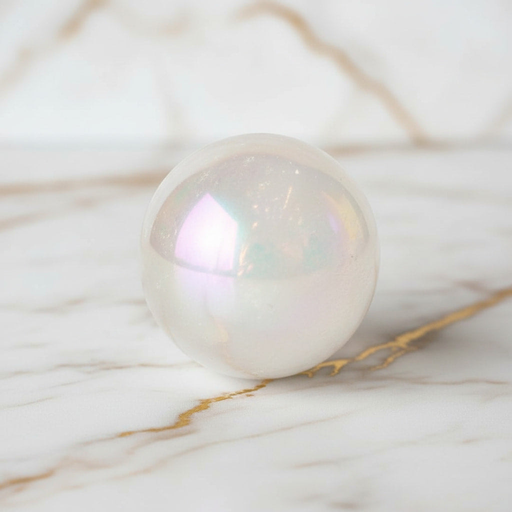 Bergkristall Aura Kugel - Schimmernde Eleganz CrystalScents