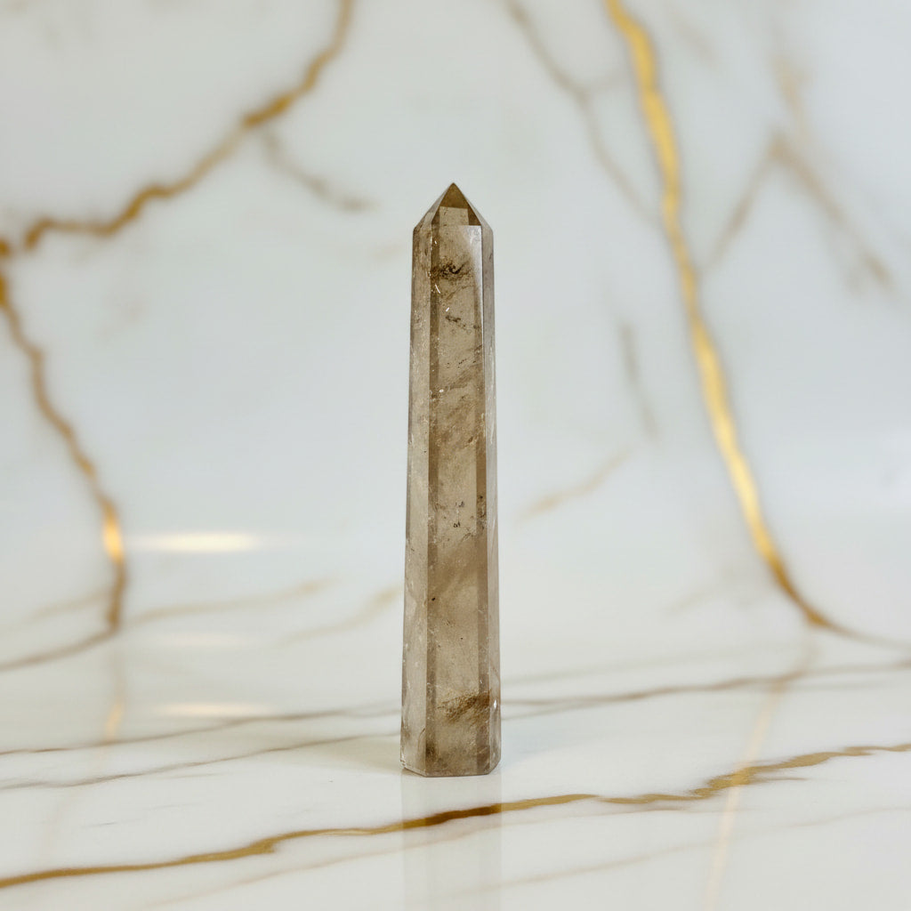 Rauchquarz Obelisk - Schmückstück für dein Zuhause CrystalScents