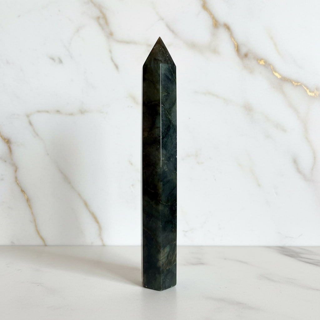 Labradorit Obelisk – Kraft & Lebendigkeit CrystalScents