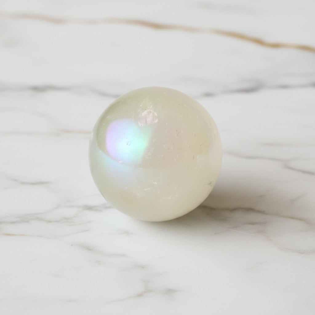 Bergkristall Aura Kugel - Schimmernde Eleganz CrystalScents