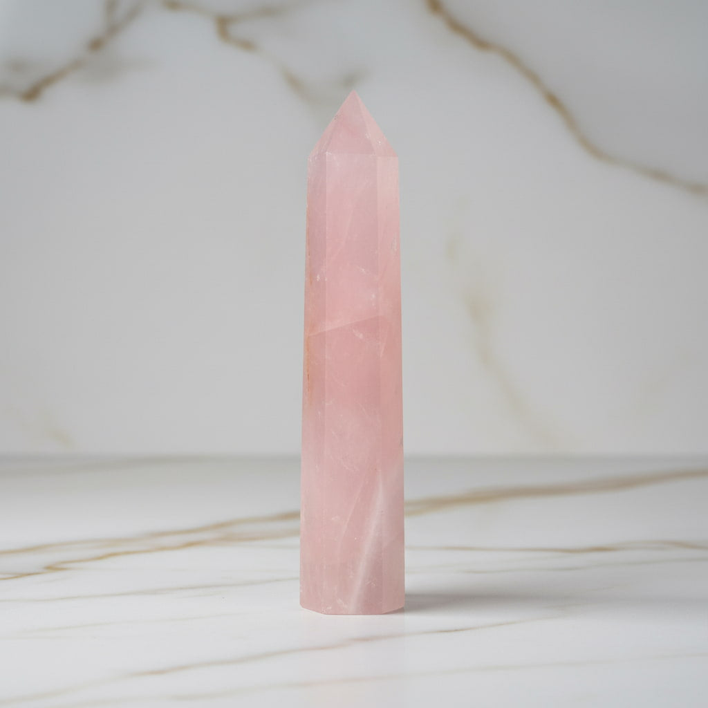 Rosenquarz Obelisk – Liebevolle Energie CrystalScents