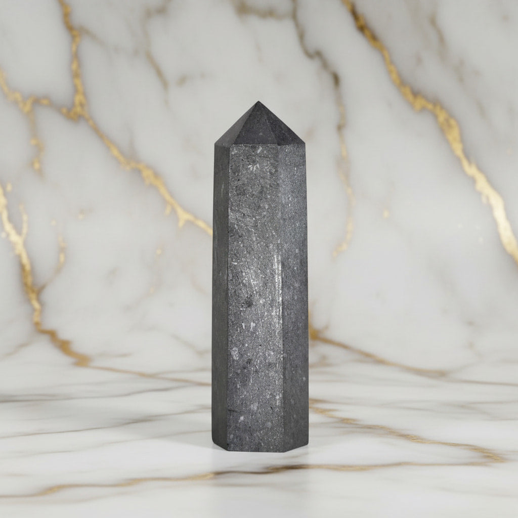 Shungit Obelisk – Form trifft natürliche Kraft CrystalScents