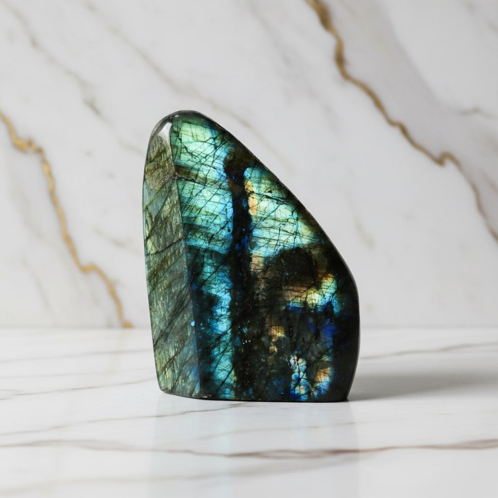 Labradorit Freiform – Mystische Aura CrystalScents