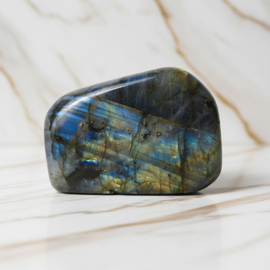 Labradorit Freiform – Kristall mit blau-grünem Farbspiel CrystalScents