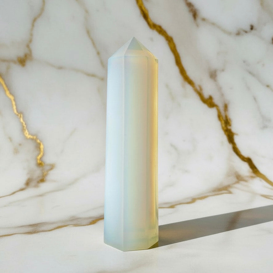 Opalit Obelisk - Schimmernde Faszination CrystalScents