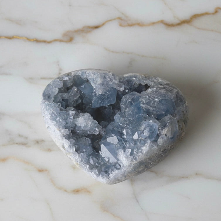 Großes Celestit Cluster Herz – Symbol für Liebe & Verbundenheit CrystalScents