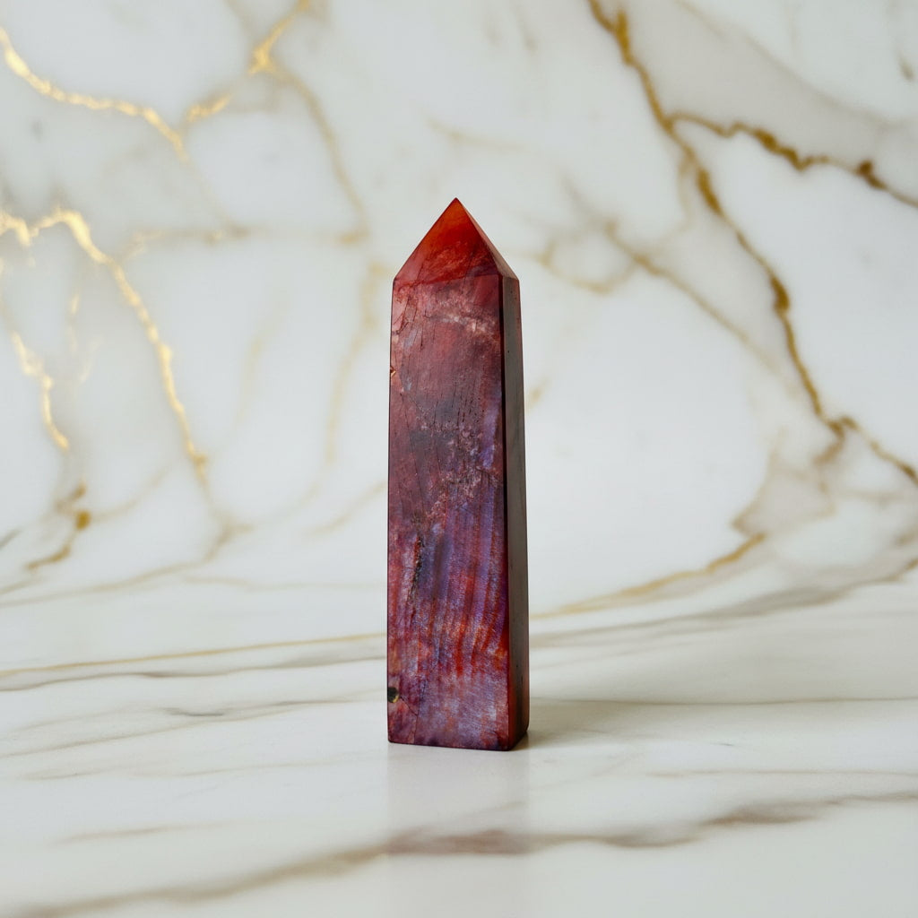 Roter Mondstein Obelisk – Magisches Leuchten CrystalScents