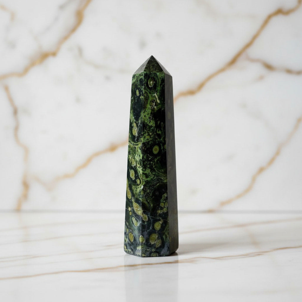 Kambaba Obelisk – Naturstein in Grün & Schwarz CrystalScents