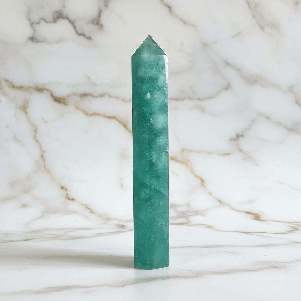 Fluorit Obelisk – Strahlendes Statement CrystalScents