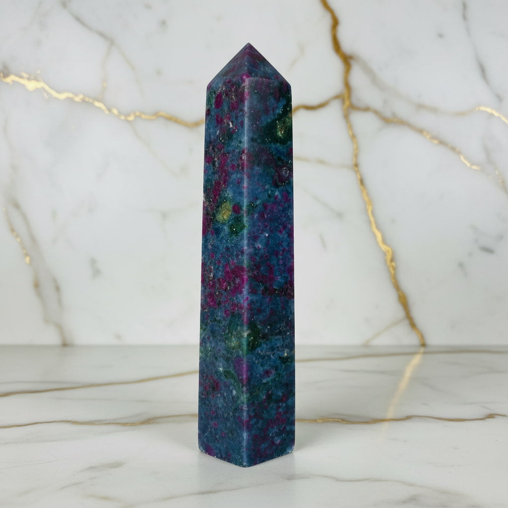 Cyanit Obelisk – Ruhe & geistige Ausrichtung CrystalScents