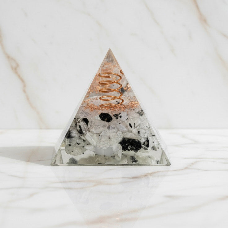 Mondstein Orgonit Pyramide - Schimmerndes Highlights CrystalScents