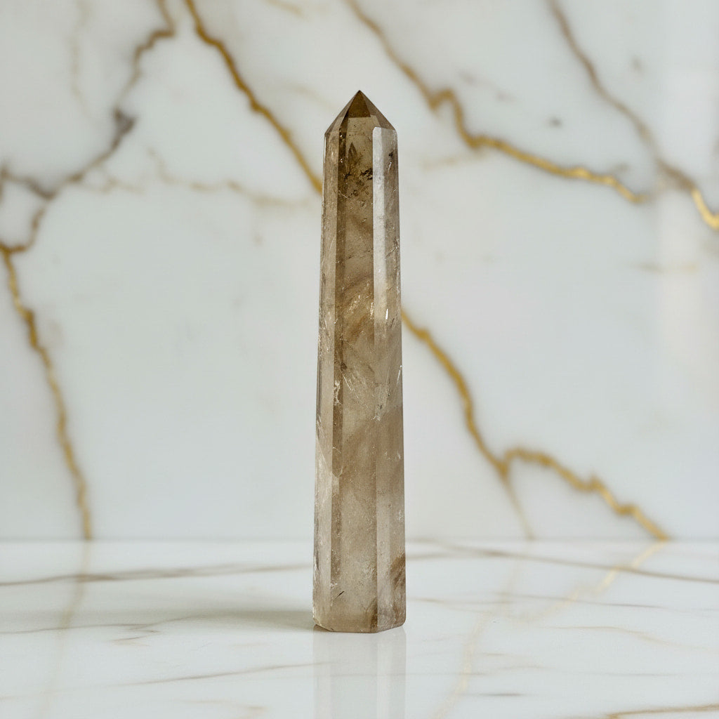 Rauchquarz Obelisk - Schmückstück für dein Zuhause CrystalScents