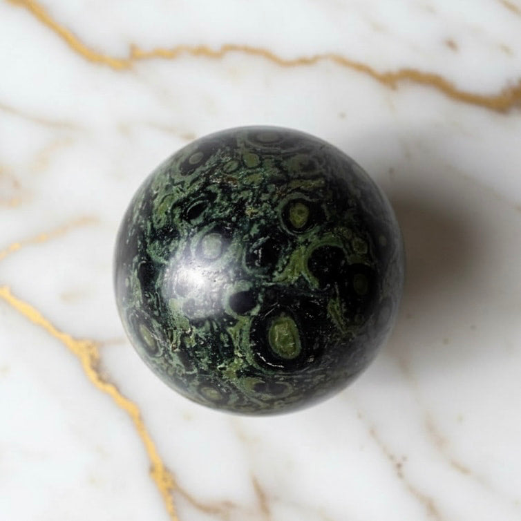 Kambaba Kugel – Pfauenauge Naturstein für Ruhe & Balance CrystalScents