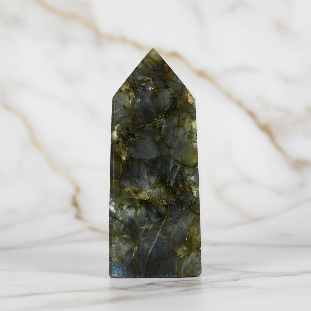 Labradorit Obelisk – Intuition & innere Klarheit CrystalScents