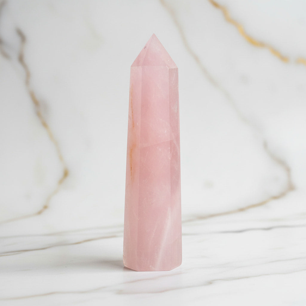 Rosenquarz Obelisk – Liebevolle Energie CrystalScents