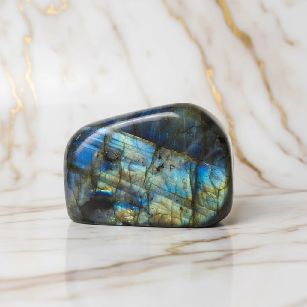 Labradorit Freiform – Kristall mit blau-grünem Farbspiel CrystalScents