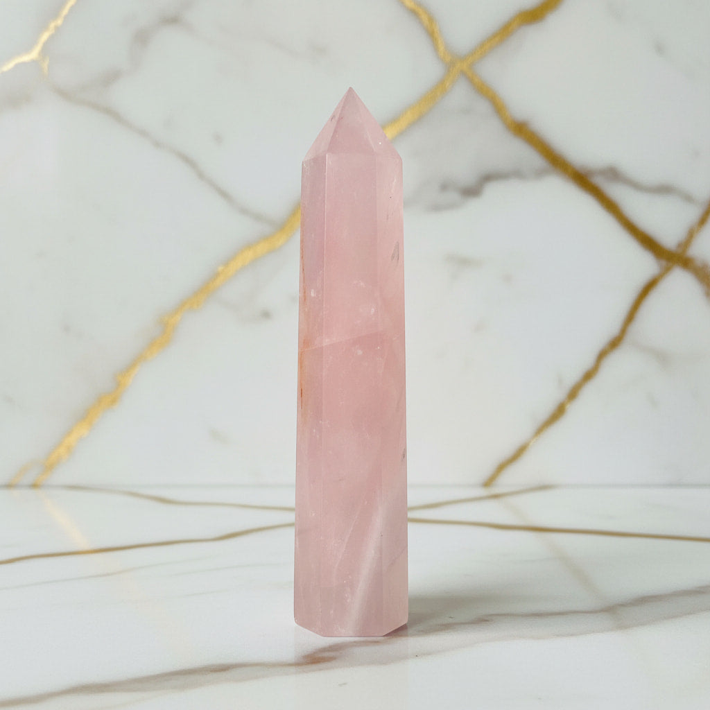 Rosenquarz Obelisk – Liebevolle Energie CrystalScents