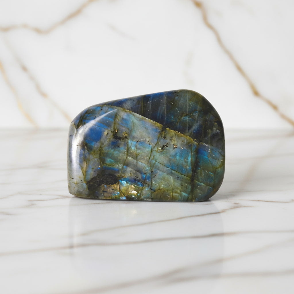Labradorit Freiform – Kristall mit blau-grünem Farbspiel CrystalScents