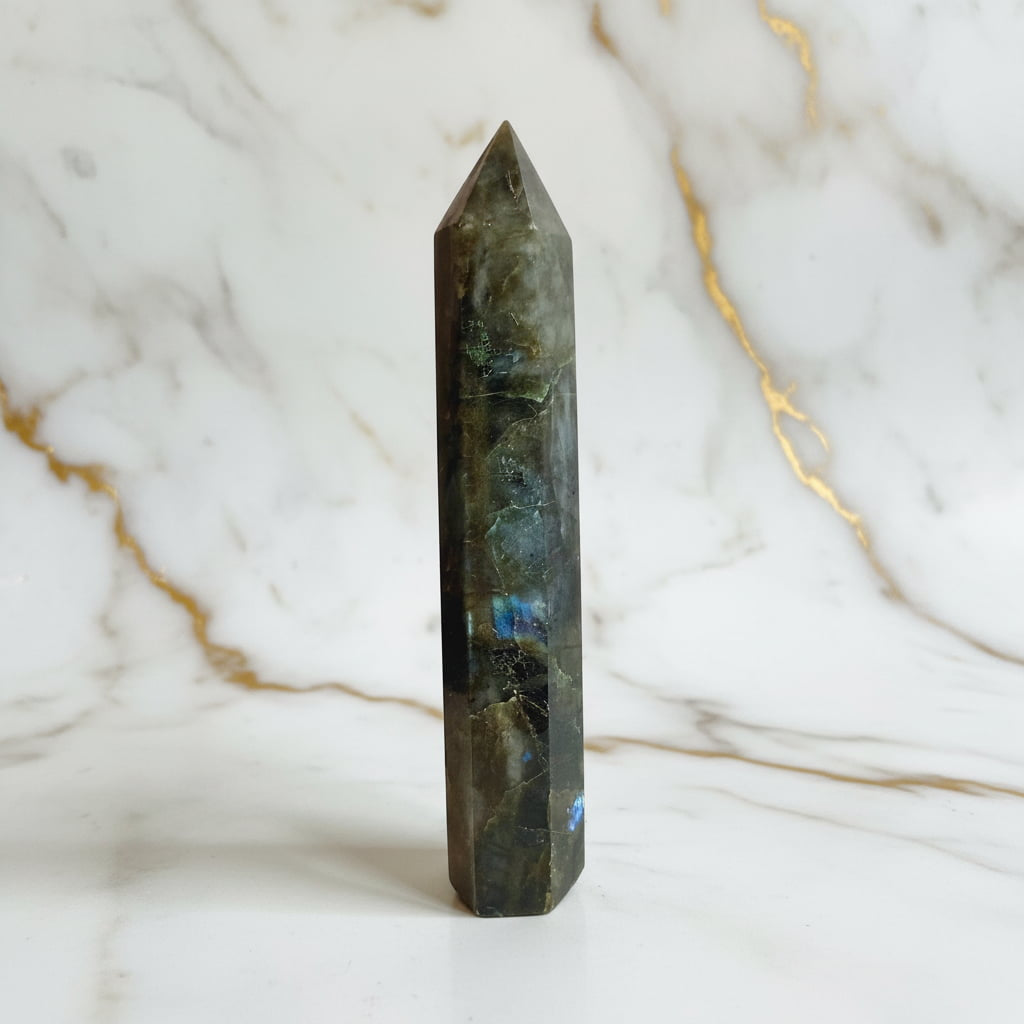 Labradorit Obelisk – Kreativität & Selbstvertrauen CrystalScents