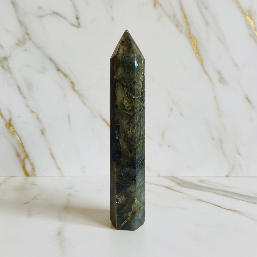 Labradorit Obelisk – Kreativität & Selbstvertrauen CrystalScents