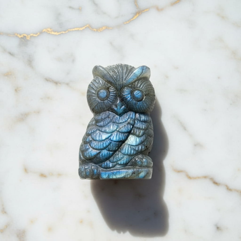 Labradorit Eule – Mystischer Wächter mit schillerndem Glanz CrystalScents