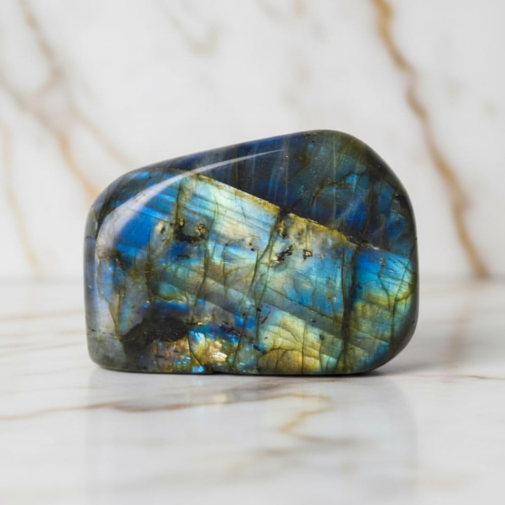Labradorit Freiform – Kristall mit blau-grünem Farbspiel CrystalScents