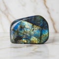 Labradorit Freiform – Kristall mit blau-grünem Farbspiel CrystalScents