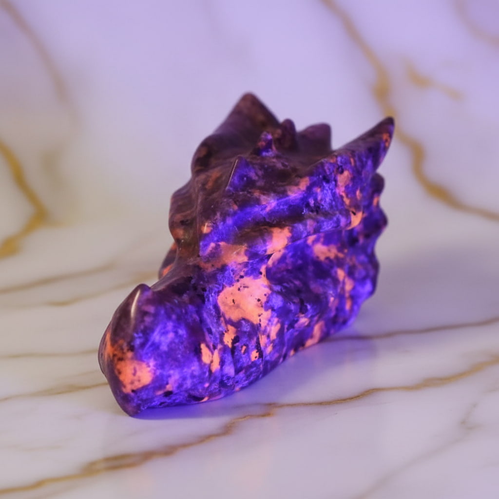 Flammenstein Yooperlite Drachenkopf – UV-reaktive Farbwirkung CrystalScents