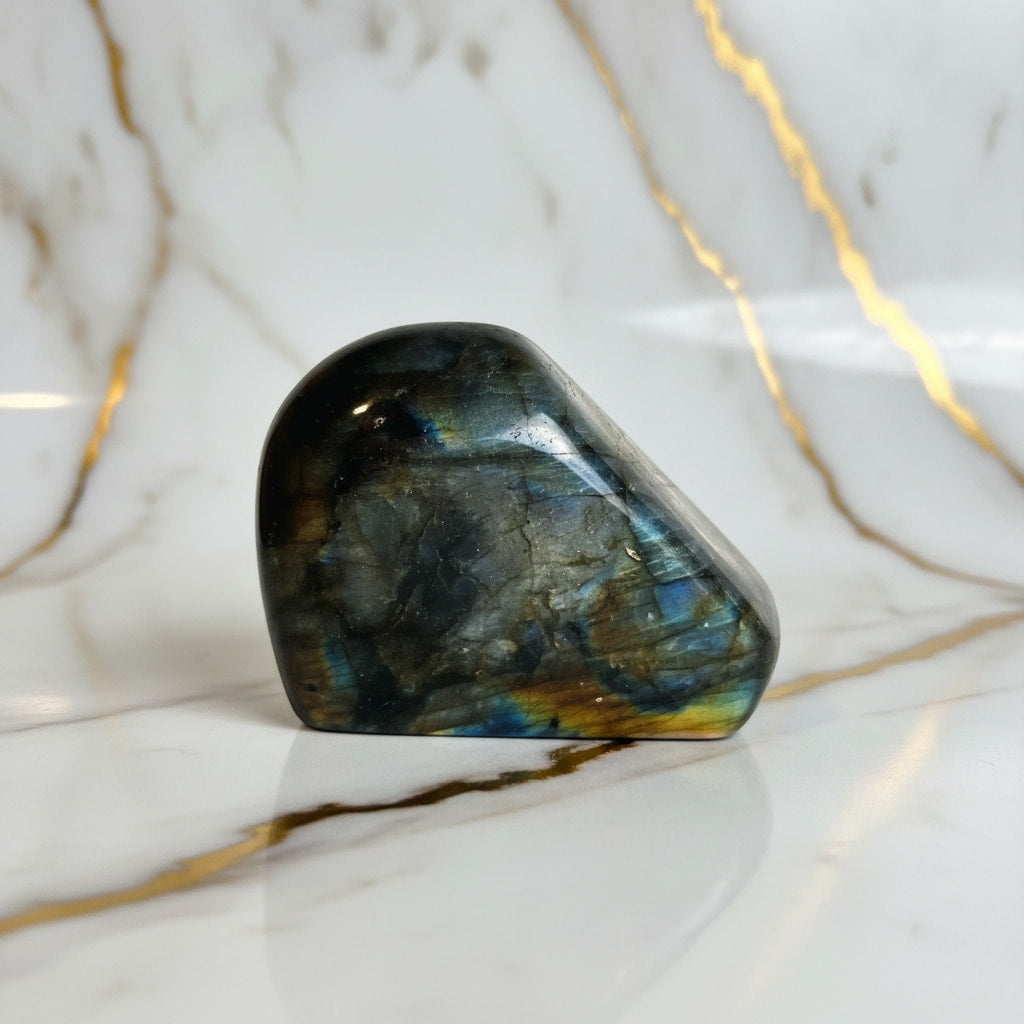 Labradorit Freiform – Dekorationsstück mit geheimnisvollem Glanz CrystalScents