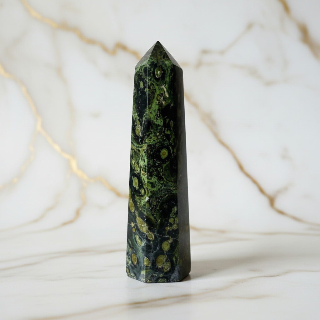 Kambaba Obelisk – Naturstein in Grün & Schwarz CrystalScents