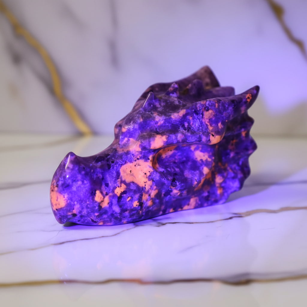 Flammenstein Yooperlite Drachenkopf – UV-reaktive Farbwirkung CrystalScents